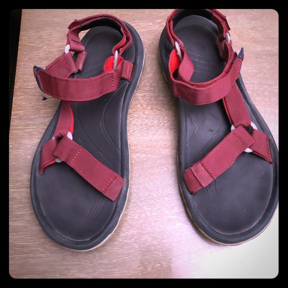 Teva Velcro river sandals like new